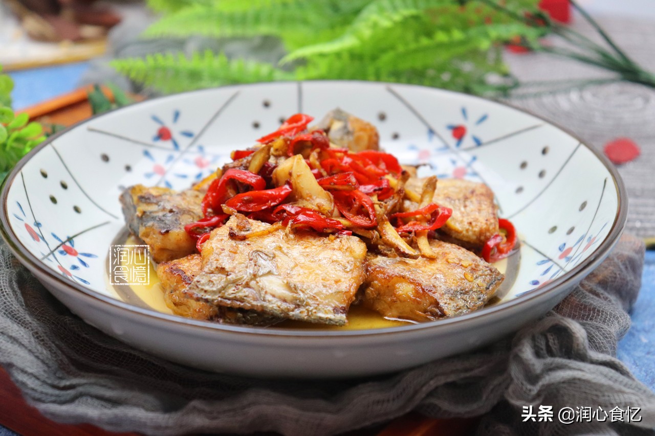 裹上面粉煎带鱼不粘锅不破皮,煎带鱼吃怎么样才能让带鱼不粘锅