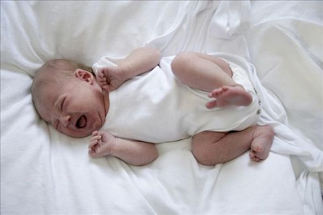 新生儿白天睡觉不踏实易惊醒哭闹,宝宝睡觉不安稳老是惊醒