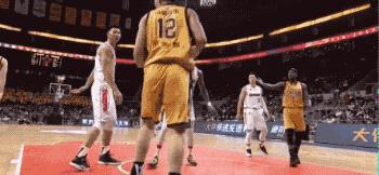 野球场篮球垫脚瞬间,野球场恶意垫脚集锦