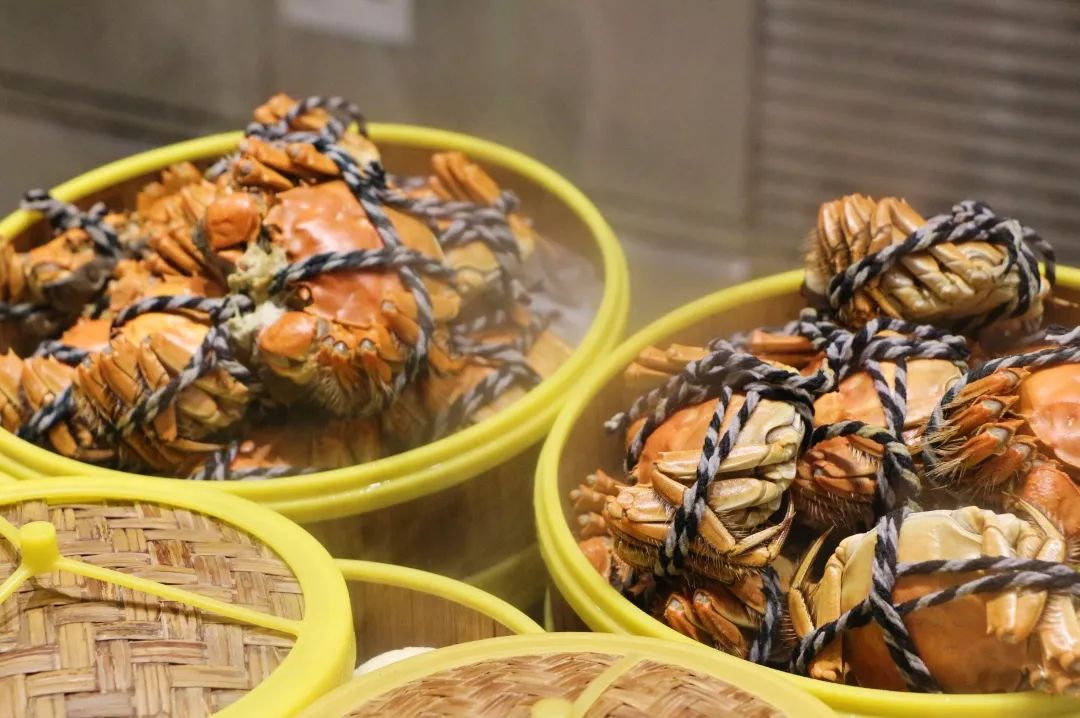 玄武湖畔这家星级自助吃到扶墙出！派送大闸蟹！海鲜小火锅畅刷