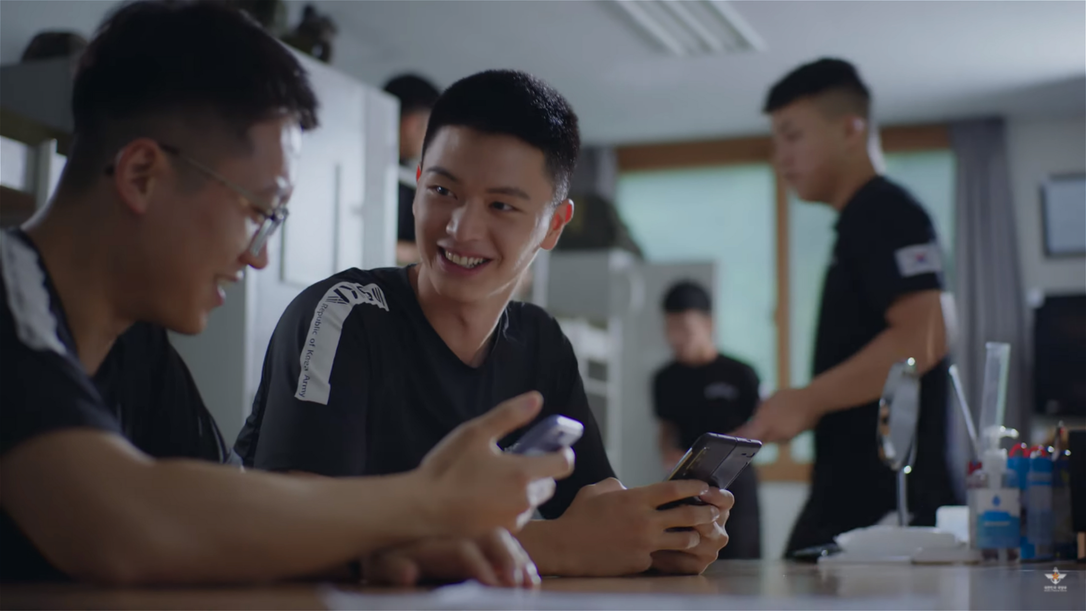 BTOB陆星材近况：看剧本确认摄像机，这是拍军人电影？