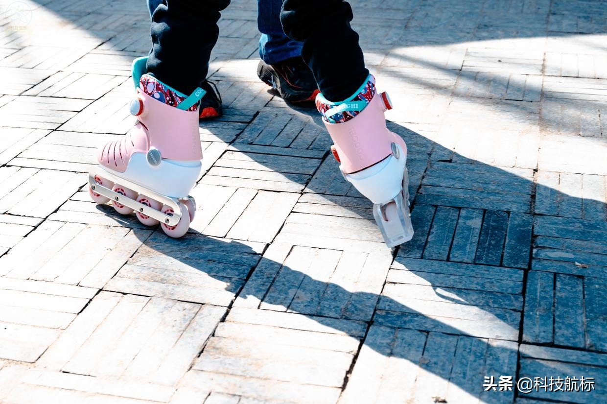轮滑初学儿童版轮滑鞋,比较适合儿童用的轮滑鞋