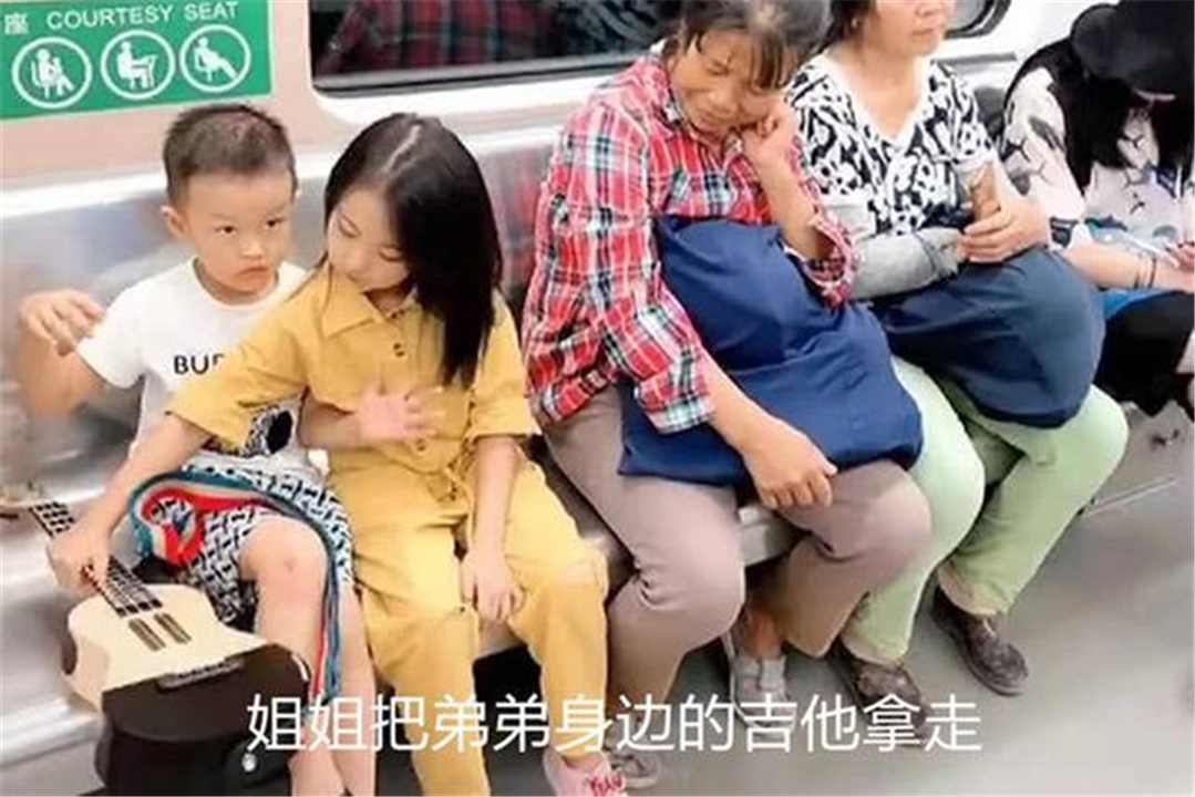 地铁上姐弟俩的坐姿惹争议,姐弟俩地铁坐姿视频