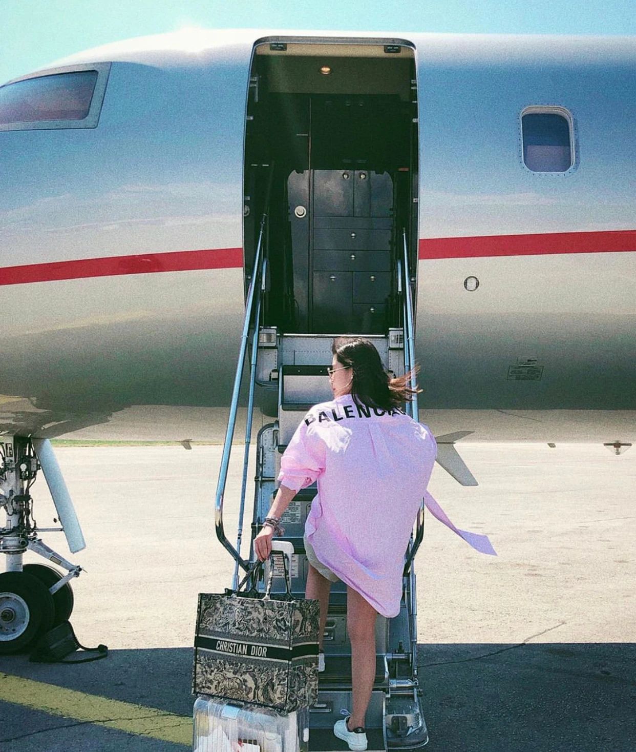 刘德华小姨子炫富上瘾？爱晒家中整墙名牌包，全身名牌堆砌太高调