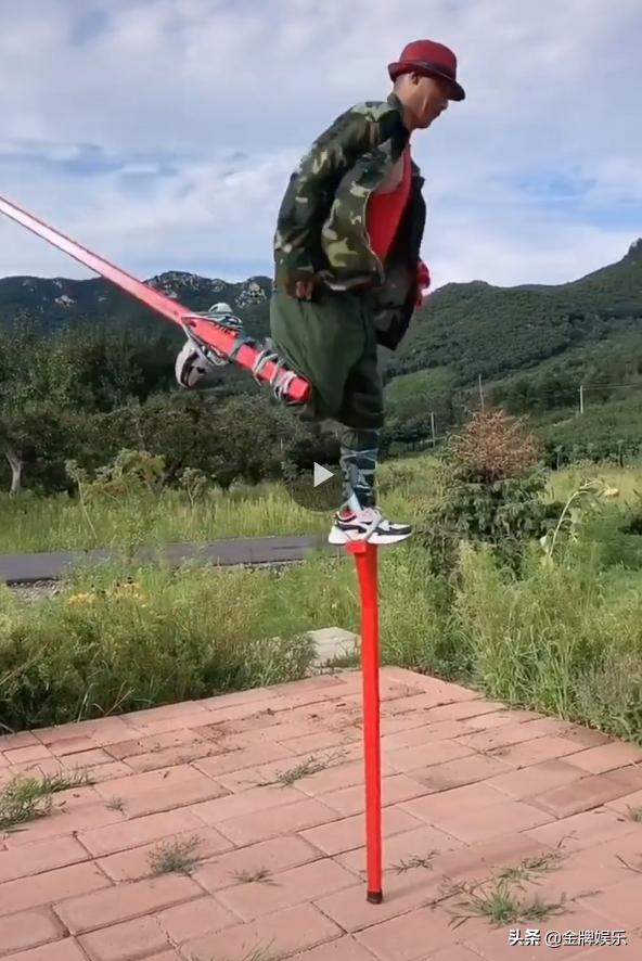赵四扮演者刘小光单腿踩高跷，差点误触高压线，重蹈宏楠式的悲剧