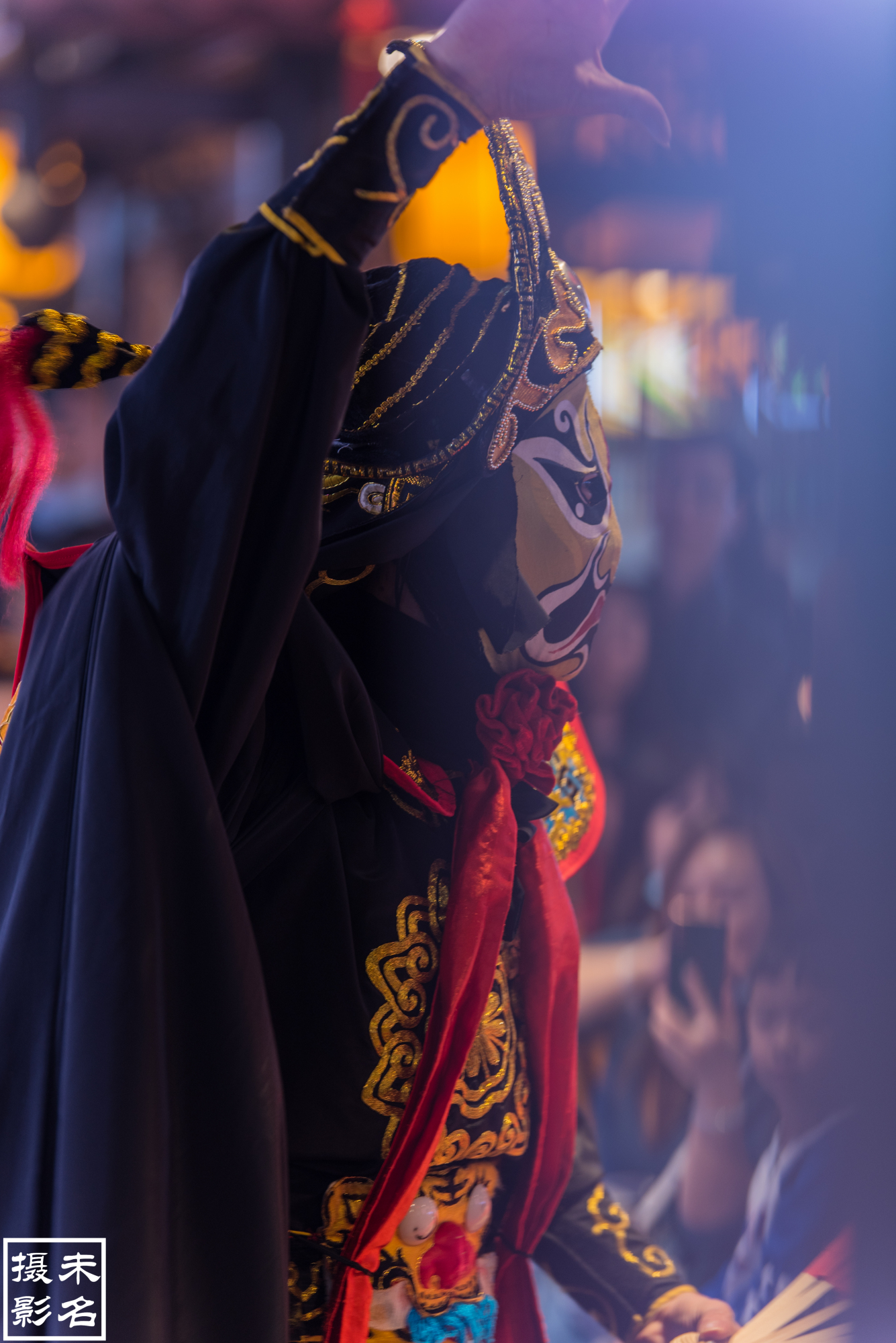 逛历史街区白象街，搭重庆最古老的电梯，游山城最繁华的美食夜市