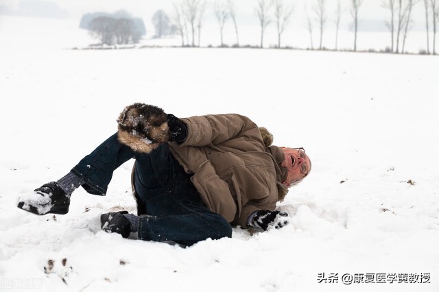 怎样倒走治腰椎间盘突出,倒着走路能治腰椎间盘突出