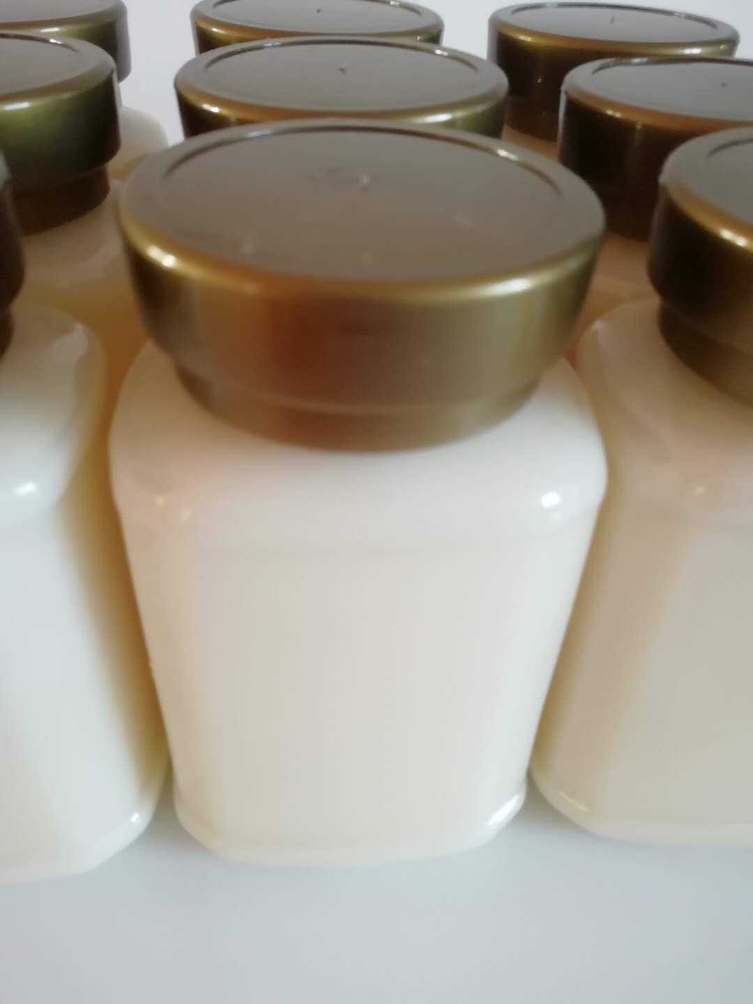 真蜂蜜是什么颜色怎么辨别真蜂蜜 (蜂蜜真假辨别方法)