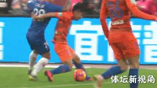足协杯今晚再现争议判罚！鲁能悍将禁区险遭“踹头”裁判却无视