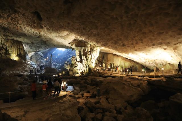 这里虽然风景如画人们生活的却很凄惨没日没夜的追着大船讨生活