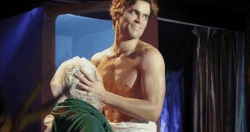 第一次被男生掐腰什么感觉,第一次被男生搂腰