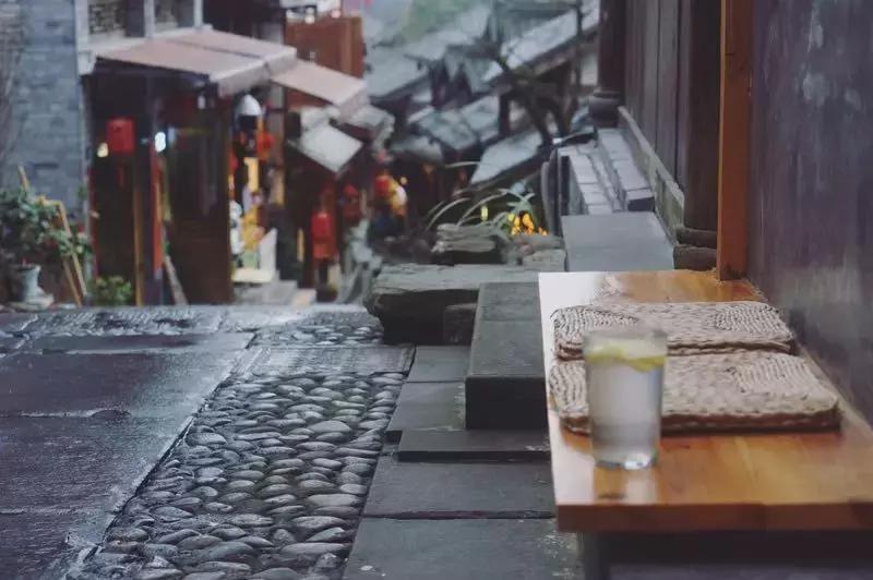 拒绝“人从众”！这个国庆必须到都江堰耍个“懒”，老街茶房、泥塑木作、古园书屋，快来享受你的小闲趣~