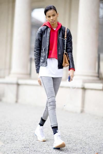 秋冬季节卫衣单穿有些冷，加件外套一起穿，舒适时尚又有范儿