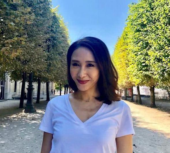 辣妈黎姿身穿白T恤，搭黑色运动裤，气质超惊艳