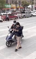 网上买的连衣裙到货了,店家连夜打电话跪求删除好评照片太尴尬了