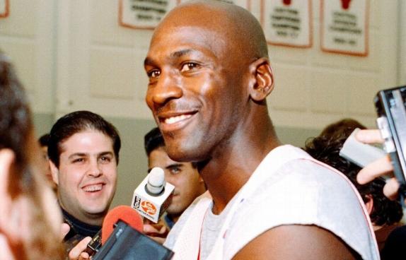 伦纳德加盟新百伦后留下的珍贵遗产！居然成了乔丹调侃他的工具