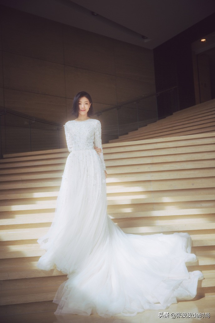 小姨妈邓家佳今年几岁了,小姨妈邓家佳晒照秀窈窕身材