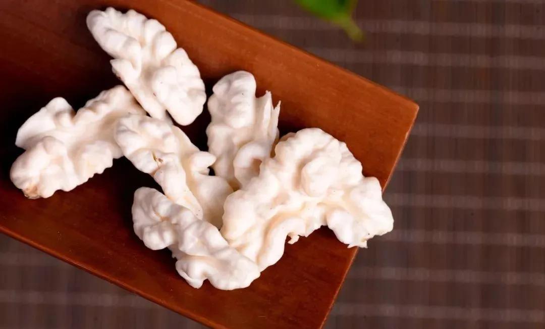 爬20米高用竹竿打下的这口“老树鲜核桃”，脆嫩鲜甜，别处买不到