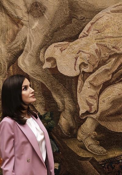 西班牙王后粉色西装,西班牙王后穿衬衫的图片