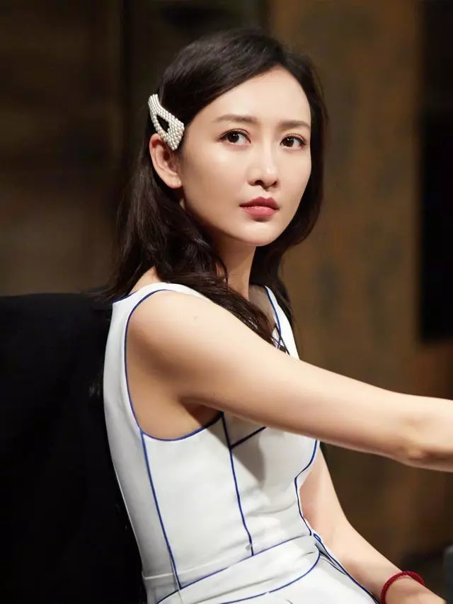 能把头发卷起来的发饰怎么戴,可以让两边头发蓬松起来的发饰