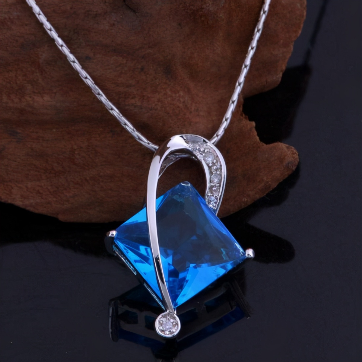 锁骨链搭配衣服,锁骨链能搭配的衣服