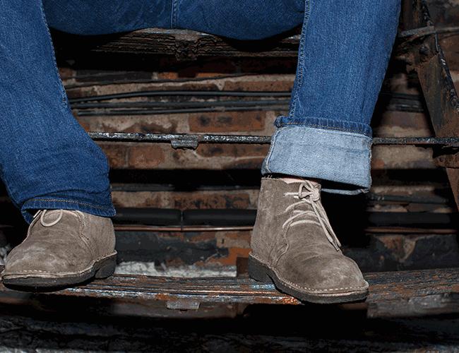 牛仔裤卷裤脚的做法,牛仔裤高帮鞋怎么卷裤脚