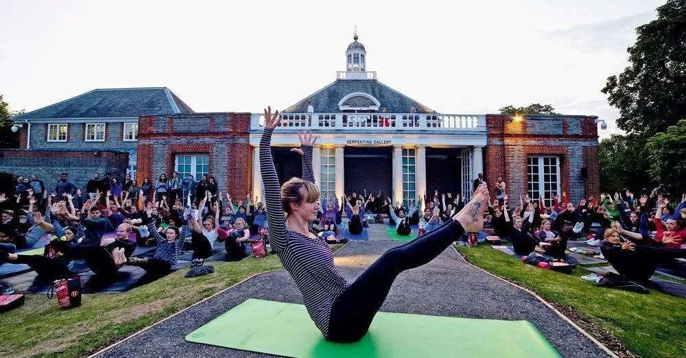 名媛们的“爱马仕”秋裤:不爱维秘内衣却爱“秋裤”外穿的女孩子