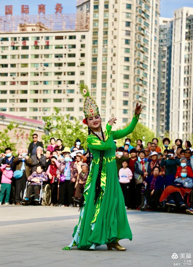 洛阳牡丹广场：*疆新**舞大联欢