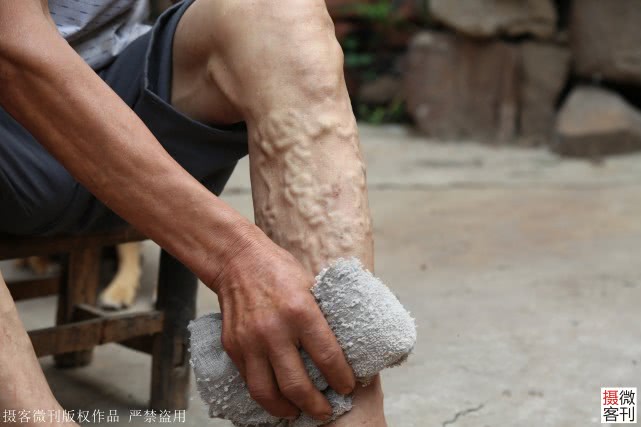 深山老两口5年还18万欠款，大妈每天抱着儿子遗像哭