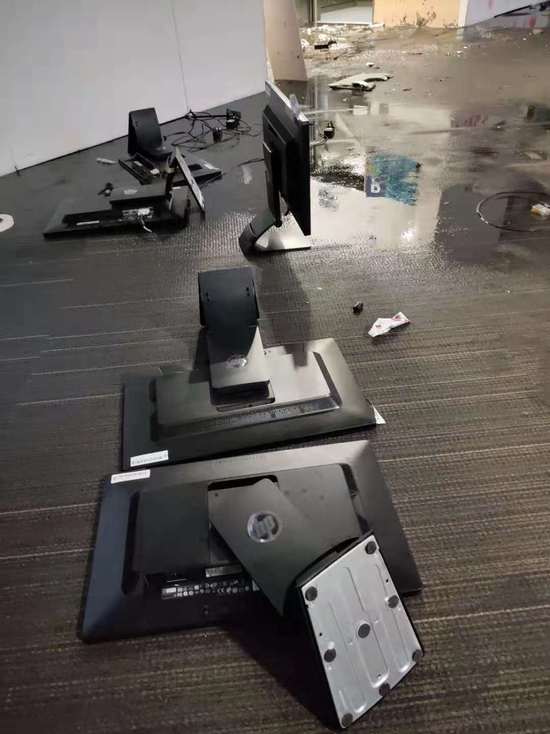 直击港理工:桌椅被烧得只剩框架、有上百枚汽油弹