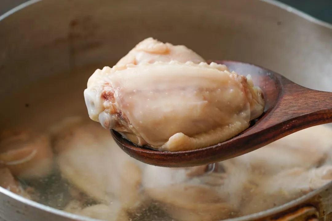 要想每天笑嘻嘻，不如竹笋焖个鸡？