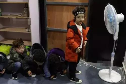 三岁男孩遭亲妈狠踢,3岁孩子被妈妈狠踢现场