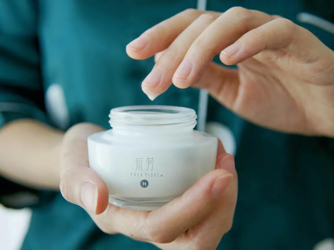 涂一次嫩一天，70年老国货里挖到的宝贝面霜，不停产就偷着笑吧