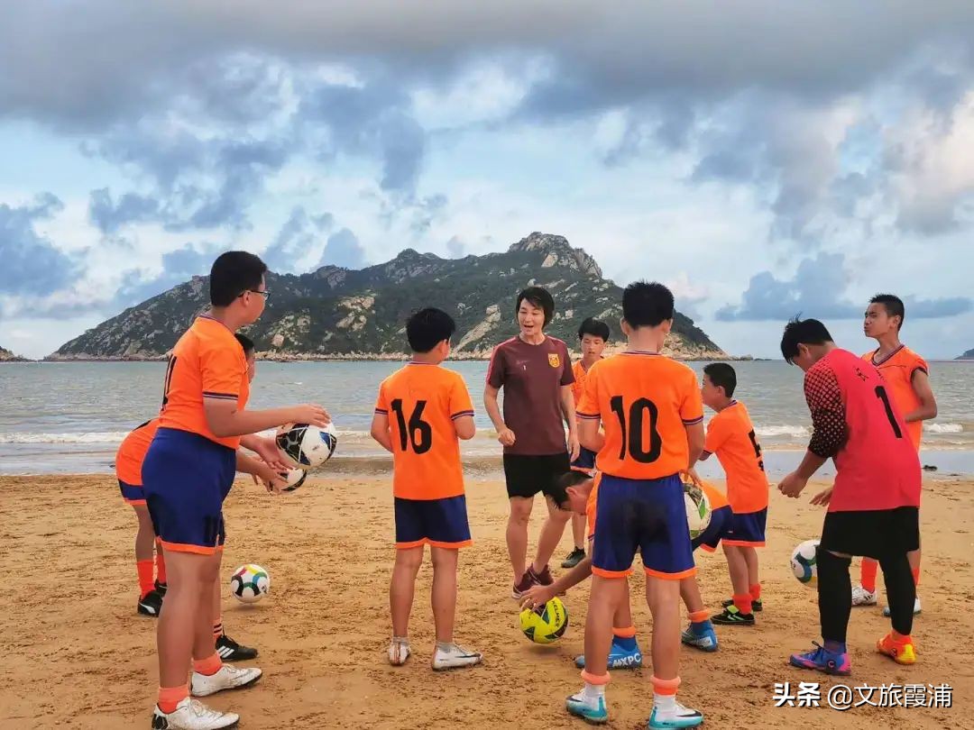 @张一山，霞浦大京沙滩展开一场精彩的足球比赛