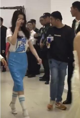 迪丽热巴新款袜子,有种时尚叫迪丽热巴的足球袜