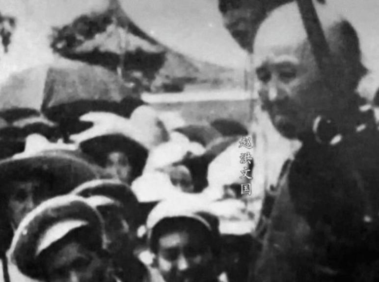 双枪老太婆沦为女匪，*杀虐**我军代表，毛主席特批枪毙并善待其后人