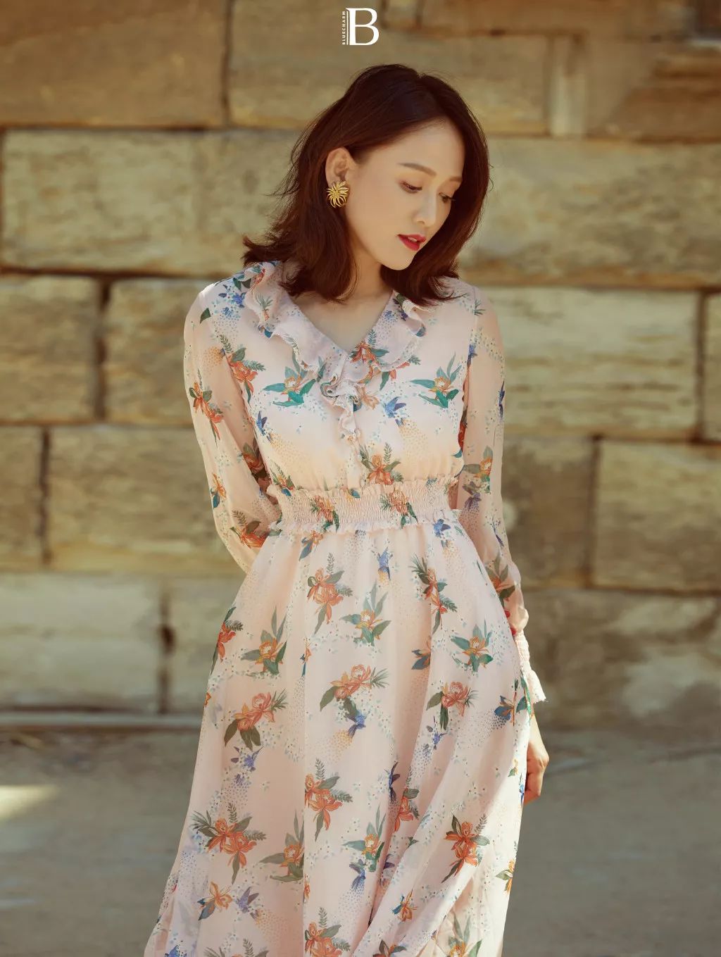 陈乔恩穿蓝色毛衣抹胸裙,41岁陈乔恩穿白色裙