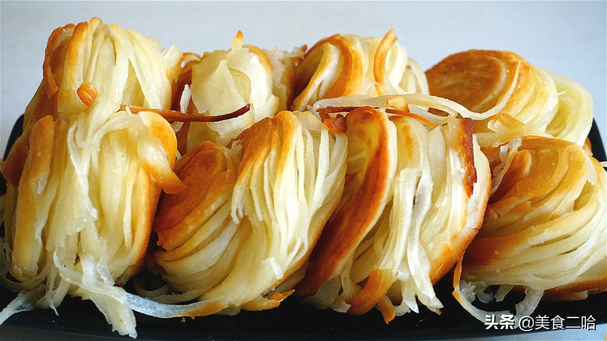 这个饼的神奇之处在于不用油,饼柔软筋道又多层超级好吃