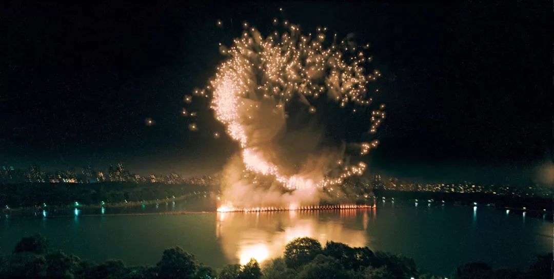 最会玩火的男人!他炸遍全世界却换来全网膜拜:美到窒息的神作