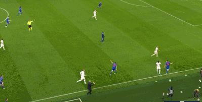 欧冠赛火重燃，莱万大四喜，迪巴拉魔幻进球与C罗关系逐渐平衡