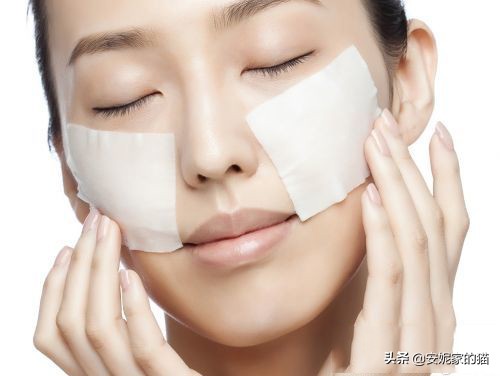 出油痘痘应该控油还是补水,皮肤出油又很干应该补水还是控油