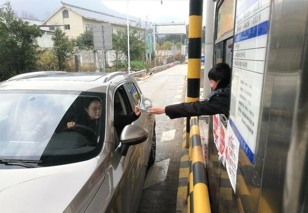 下高速忘记给卡缴费怎么办,下高速没有收费卡没收走怎么办