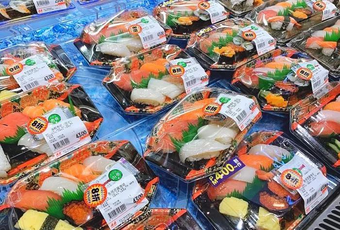 过年去超市囤货,过年没来得及买年货