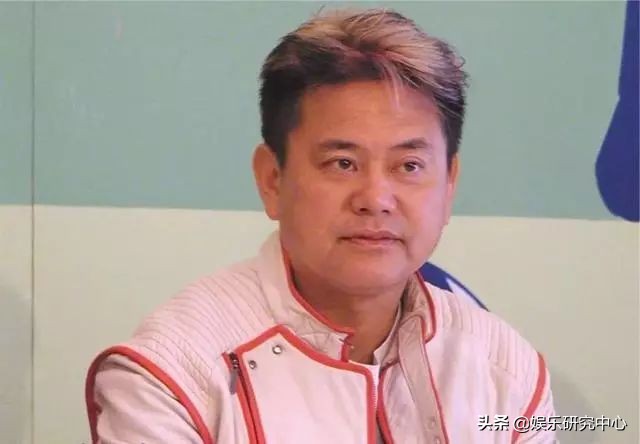 TVB爱国艺人！两次破产，和香港第一古装美女结婚40年至今无子…