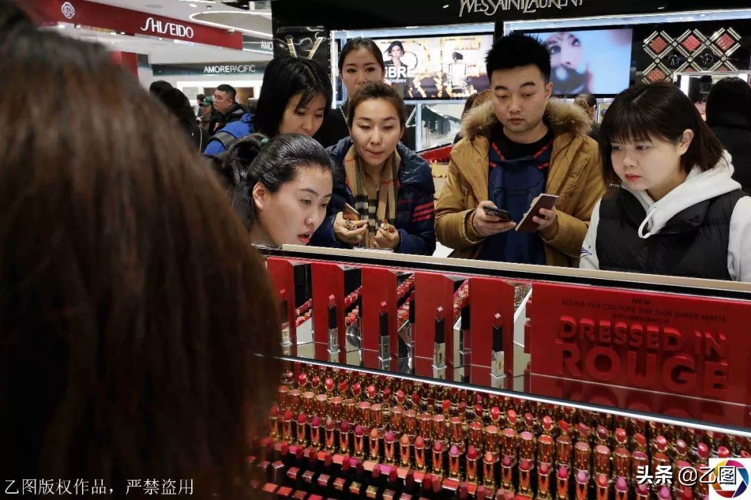 韩国免税店抢购中国游客排队,韩国免税店被中国代购包场
