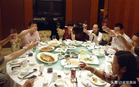 喝白酒：不懂礼仪怎么行，牢记喝白酒“4大礼仪”，做有涵养的人