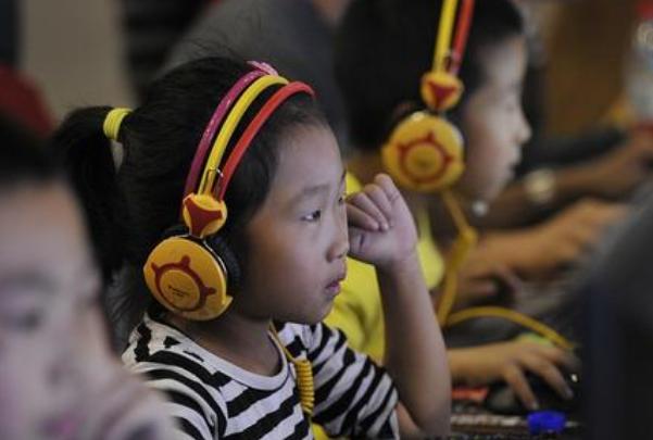 13岁女孩玩手机花掉40多万正常吗,13岁女孩玩手机花了40多万怎么办