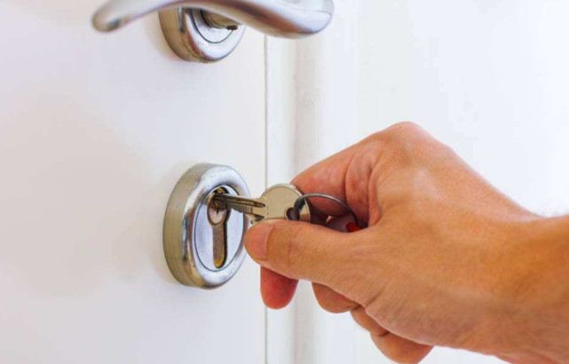 指纹锁和传统机械锁哪个安全,指纹锁跟传统锁