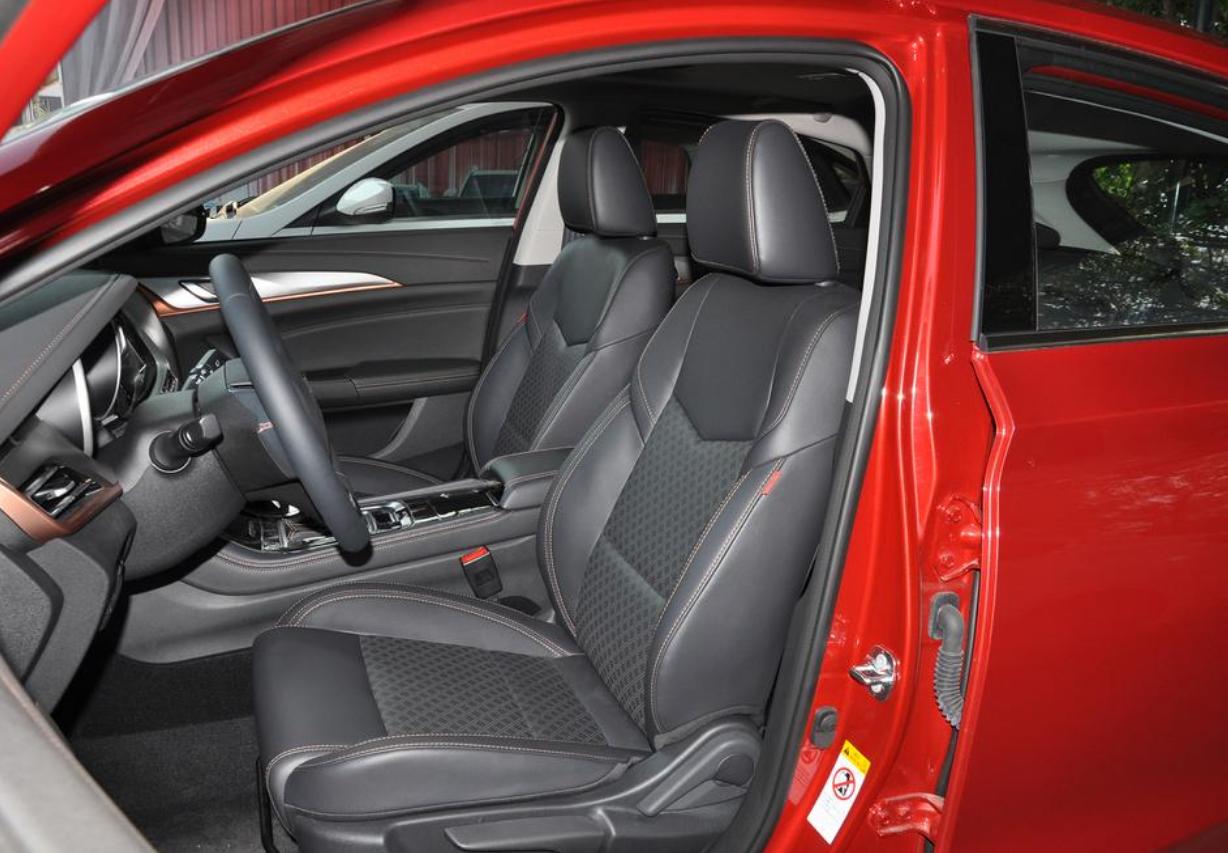 长安逸动xt到底值得买吗,国产两厢车哪款好看长安逸动xt