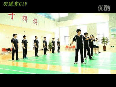 新手入门羽毛球发球视频,讲解示范正手发高远球动作